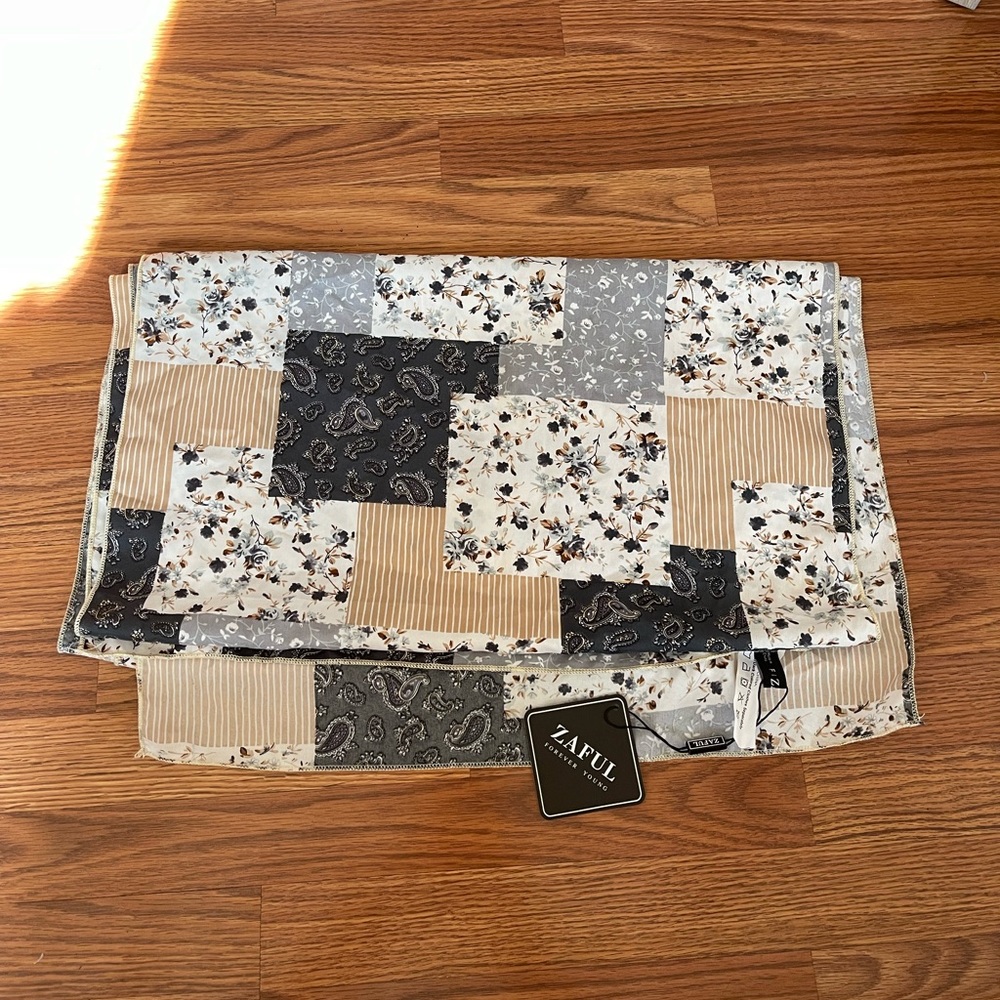 Patterned scarf - Picture 2 of 2